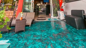 Un edificio con un cartello che riporta la scritta "DANK CANNABIS CLUB" e un segnale che indica l'apertura continua, ventiquattro ore su ventiquattro.
