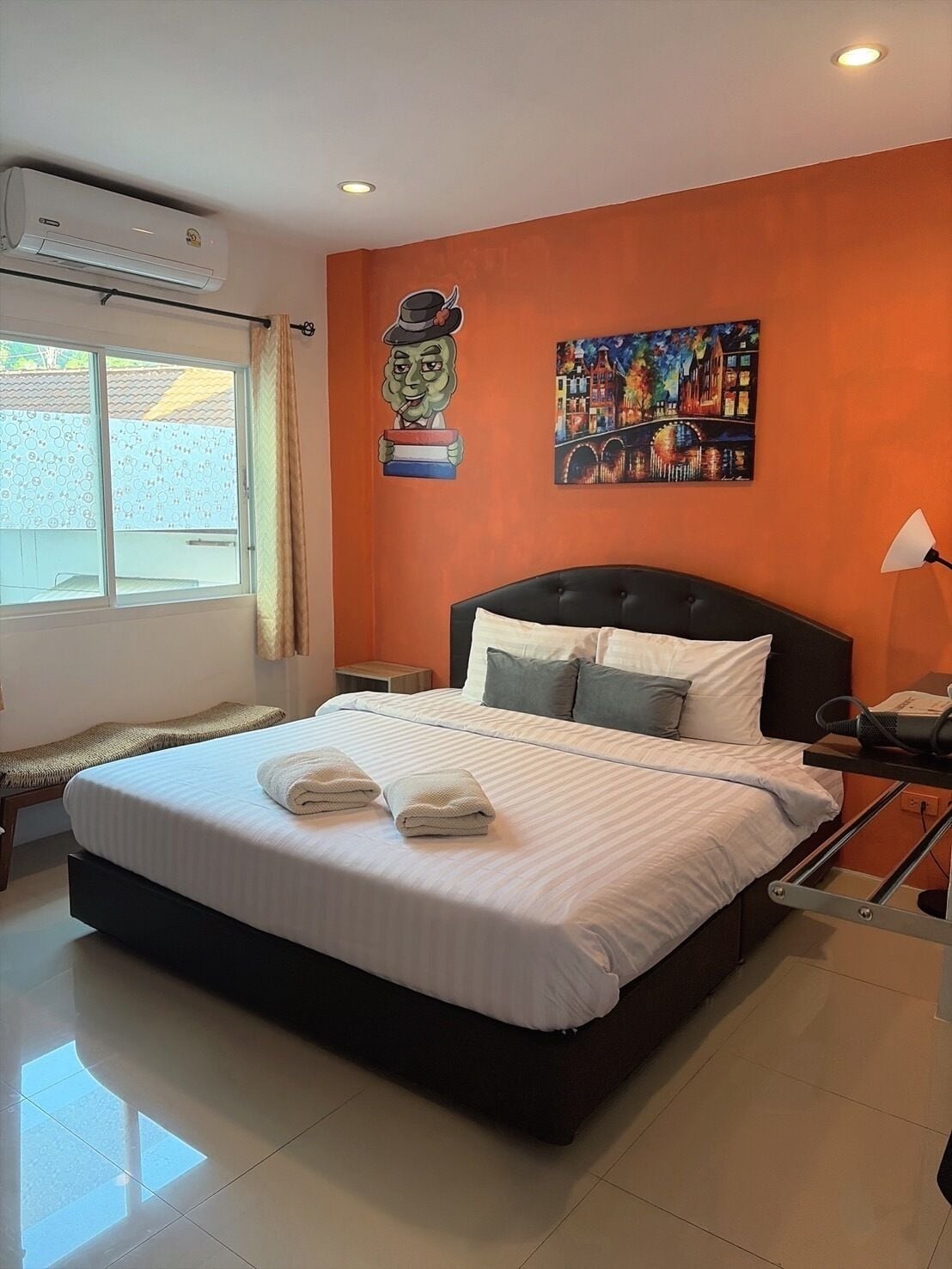 Rom – basic | Skrivebord, skrivebord for bærbar PC, wi-fi (inkludert) og sengetøy