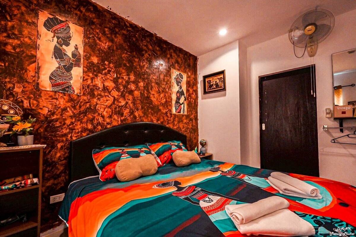 Desk, laptop workspace, WiFi (free), bed sheets