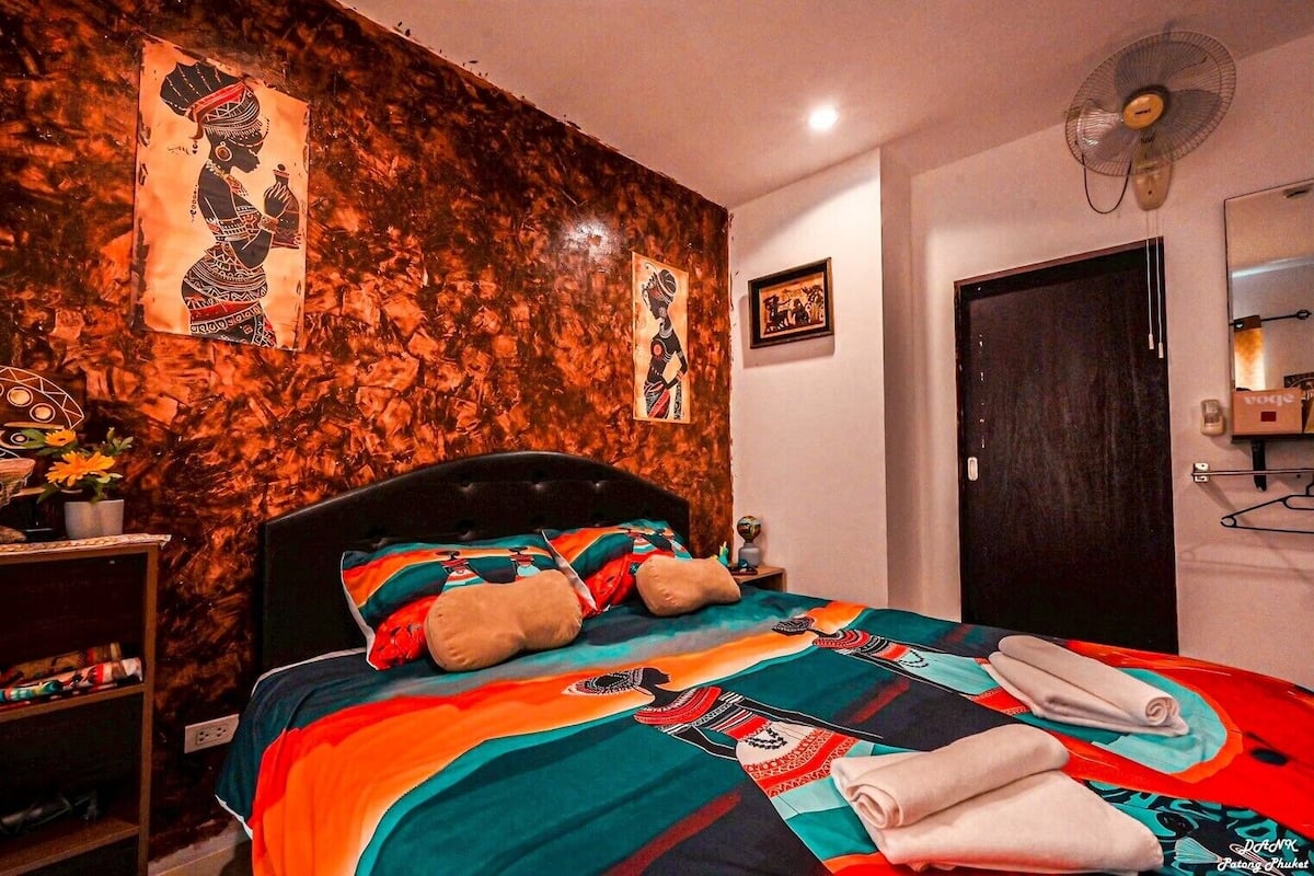 Desk, laptop workspace, free WiFi, bed sheets