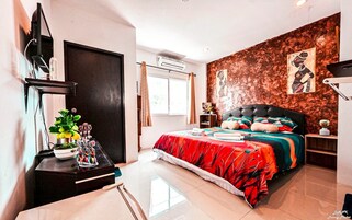 Tek Büyük Yataklı Oda, Balkon, Tepe Manzaralı | Masa, dizüstü bilgisayar çalışma alanı, ücretsiz kablosuz İnternet 