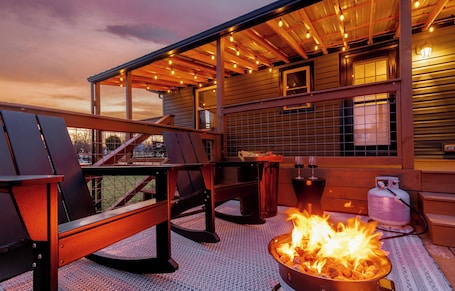 Property grounds. Barrel Top Bourbon House: Bourbon Trail, Pool, Hot Tub, Speakeasy, Mini-Golf!