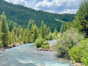 A river flowing through a forested valley with a mountain in the background. - Settlers Creek 6521 (Keystone)
