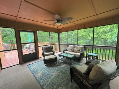 Charming 4bdrm, WIFI, Screened porch, Wooded