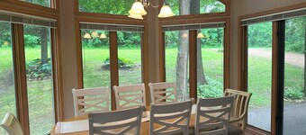 Charming 4bdrm, WIFI, Screened porch, Wooded
