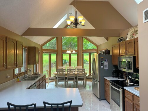 Charming 4bdrm, WIFI, Screened porch, Wooded