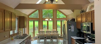 Charming 4bdrm, WIFI, Screened porch, Wooded