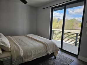 2 bedrooms, free WiFi, bed sheets - Dog Friendly! The Mayfly Hotel, Unit 1C (Salida)