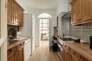 Fridge, microwave, oven, stovetop