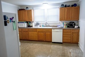 Een koelkast, een microgolfoven, een oven, een kookplaat