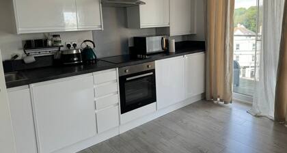 Bright ensuite Private Room in 2BR Apt – Singles, couples, families allowed