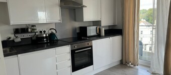 Bright ensuite Private Room in 2BR Apt – Singles, couples, families allowed