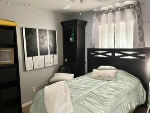 2 bedrooms, desk, iron/ironing board, free WiFi - The Blessed Nest (Eagle Pass)