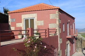 Exterior - Villa w/ Magical Views of the Douro River Valley, Enjoy Wine Tours & Fine Dining (Provesende)