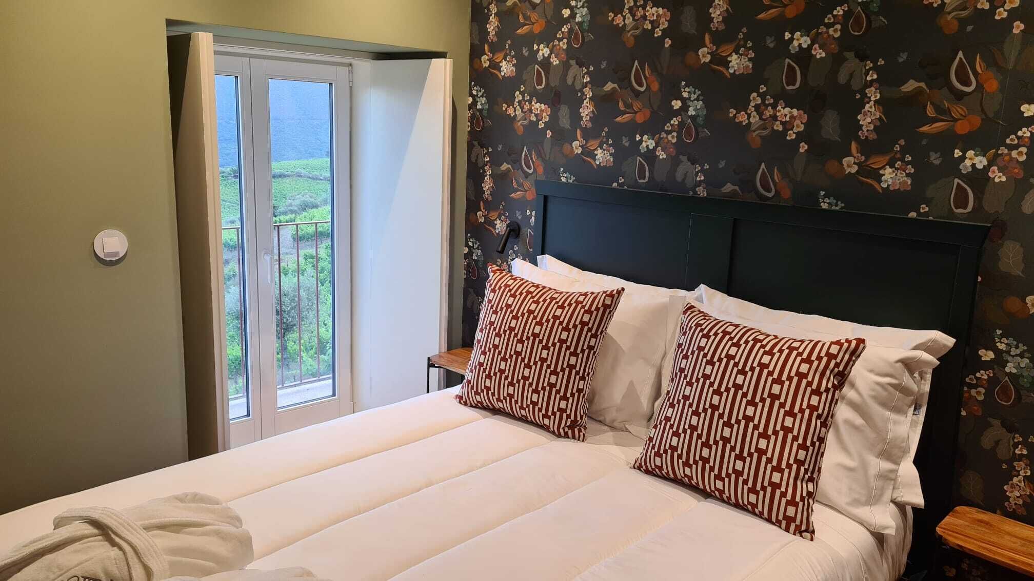 3 habitaciones, tabla de planchar con plancha, wifi y ropa de cama 