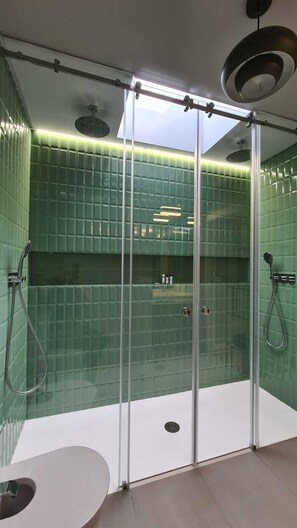 Douche, sèche-cheveux, bidet, serviettes fournies
