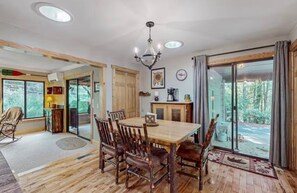 Dining - MOUNTAIN CABIN IN LINVILLE NC Minutes from the Blue Ridge Parkway. (Newland)