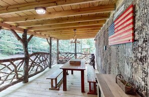 Outdoor dining - MOUNTAIN CABIN IN LINVILLE NC Minutes from the Blue Ridge Parkway. (Newland)