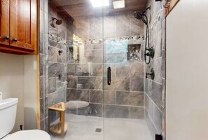 Douche, sĂšche-cheveux, serviettes fournies, savon