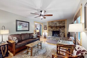 Smart TV, DVD player - MOUNTAIN CABIN IN LINVILLE NC Minutes from the Blue Ridge Parkway. (Newland)