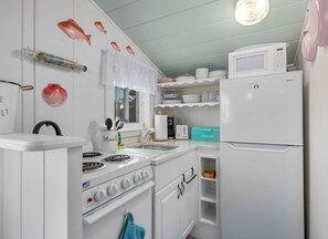 Fridge, microwave, oven, stovetop - Seaglass Cottage โ Where Calm Meets Tide (South Yarmouth)