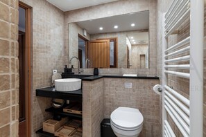 Sèche-cheveux, serviettes fournies