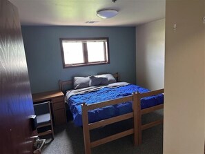 2 室のベッドルーム、デスク、WiFi、ベッドシーツ