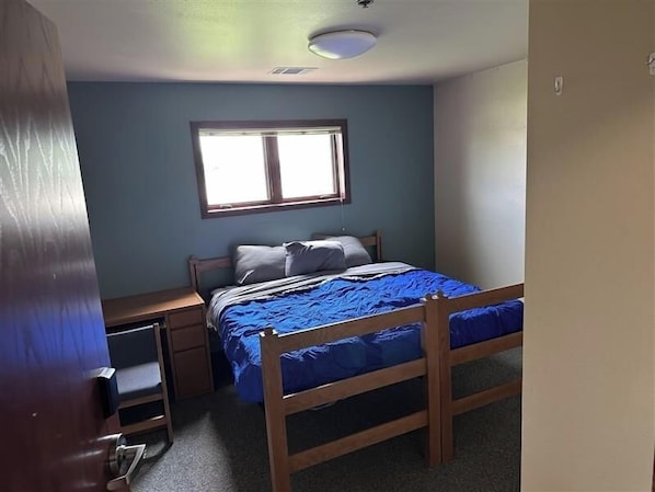 2 bedrooms, desk, WiFi, bed sheets
