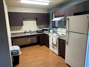 冷蔵庫、電子レンジ、オーブン、コンロ