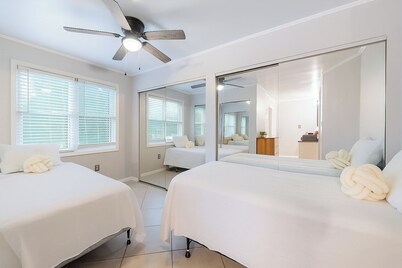 Spacious 4BR Getaway w/ Games, Pier and Firepit