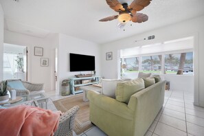 TV - Golf Cart/Walk 2 the Beach, Private Pool & Firepit (Fort Pierce)