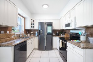 Micro-ondes, four, plaque de cuisson, lave-vaisselle
