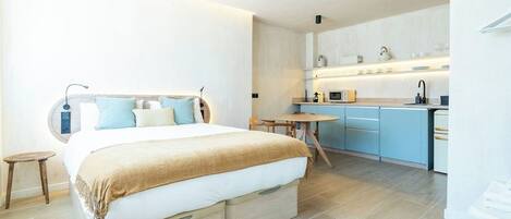 Een strijkplank/strijkijzer, gratis wifi, beddengoed