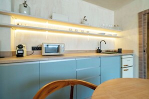 Kühlschrank, Wasserkocher mit Kaffee-/Teezubehör, Toaster