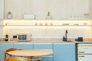 Kühlschrank, Wasserkocher mit Kaffee-/Teezubehör, Toaster