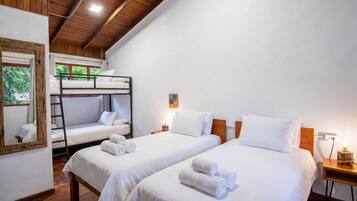 Chambre Quadruple Familiale, non-fumeurs | Couette en duvet d'oie, Wi-Fi gratuit, draps fournis