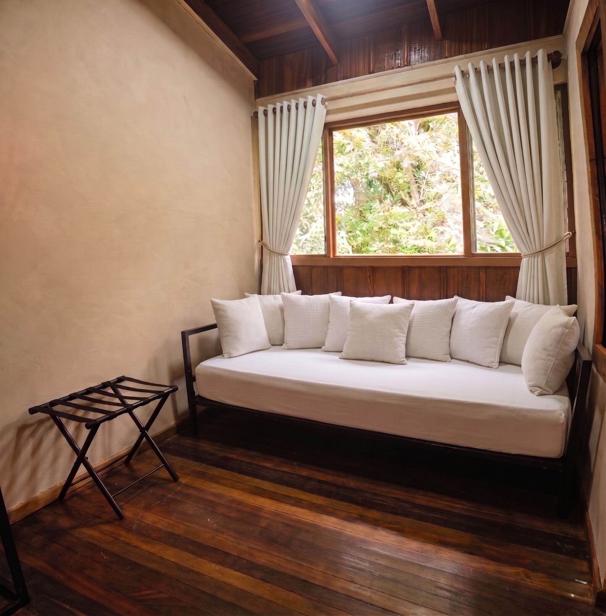 Deluxe Suite | Down comforters, free WiFi, bed sheets