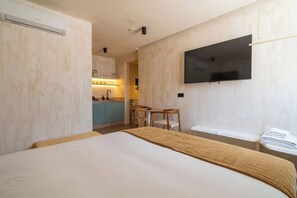 Iron/ironing board, free WiFi, bed sheets