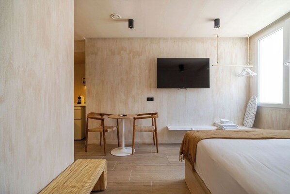 Tabla de planchar con plancha, wifi gratis y ropa de cama 