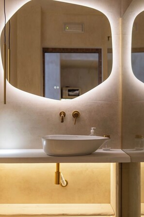 Een haardroger, handdoeken