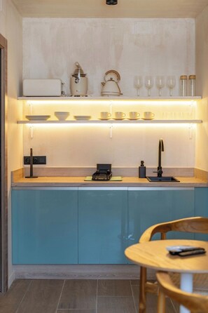 Refrigerador, cafetera y tetera, tostadora y utensilios de cocina 