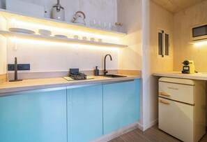 Een koelkast, een koffiezetapparaat/waterkoker, een broodrooster