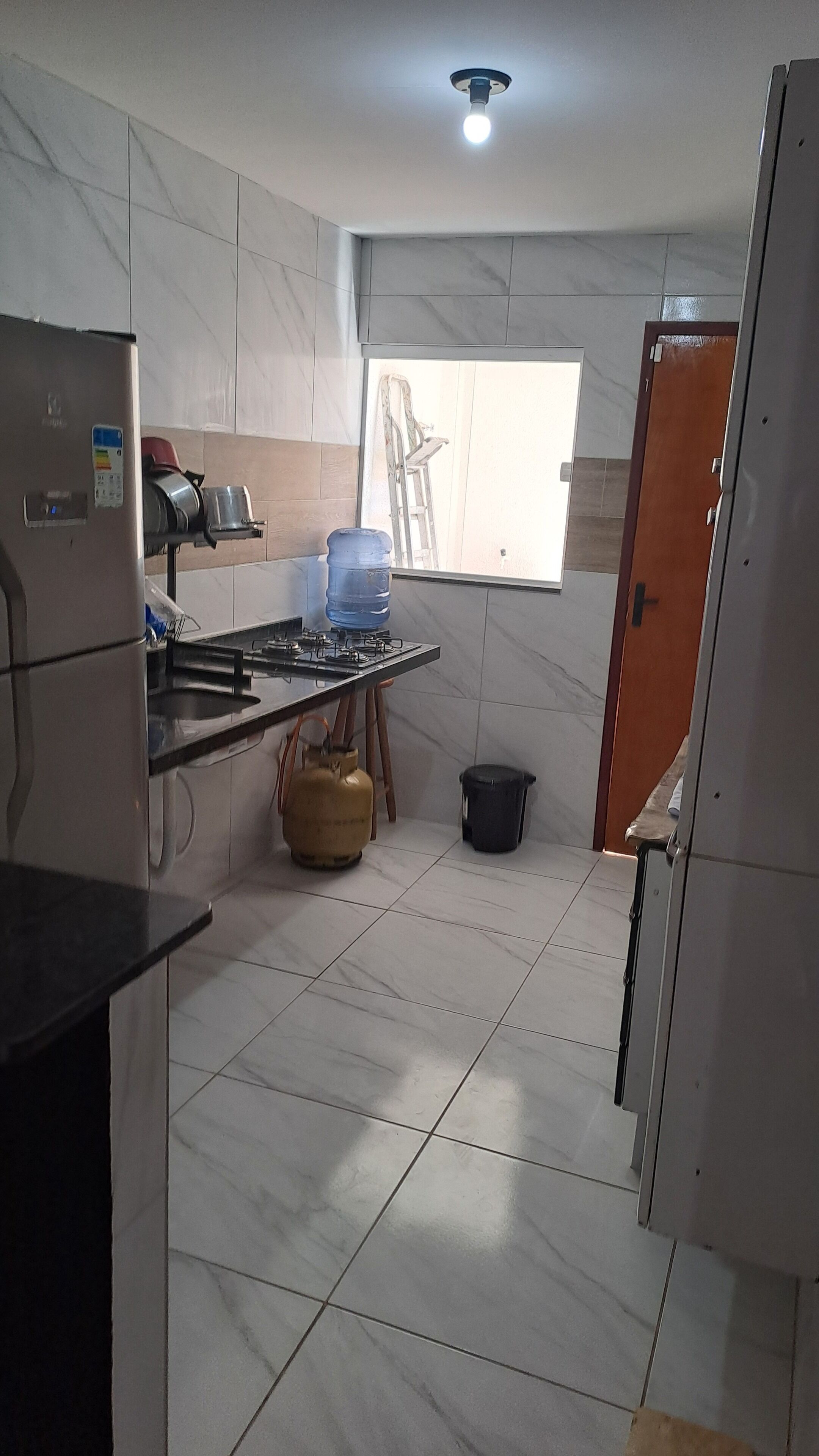 Frigorífico, placa de cocina, cafetera o tetera y hervidor eléctrico