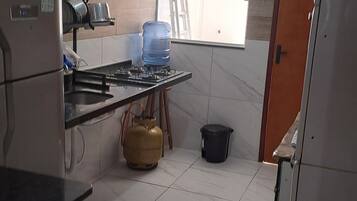 Frigorífico, placa de cocina, cafetera o tetera y hervidor eléctrico