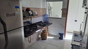 Geladeira, cooktop, cafeteira/chaleira, chaleira elétrica