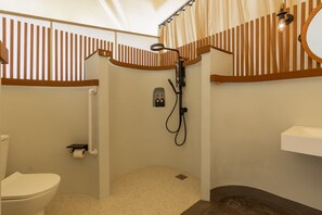 Suihku, hiustenkuivaaja, bidee, pyyhkeet