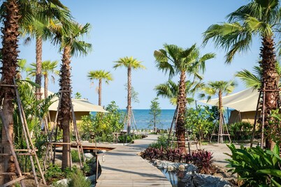 Wake Up to the Sound of Waves – Cozy Beachfront Glamping