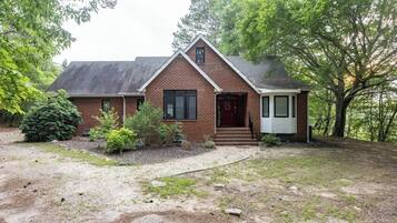 House (4 Bedrooms) | Front of property