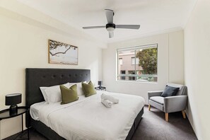 3 bedrooms, iron/ironing board, travel crib, WiFi - Free Parking on Bunn, 5 mins to The Star & Darling Harbour (Pyrmont)