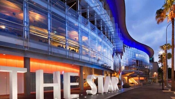 Et moderne hotel med et tydeligt 'THE STAR' skilt, store glasvinduer og en buet facade.
